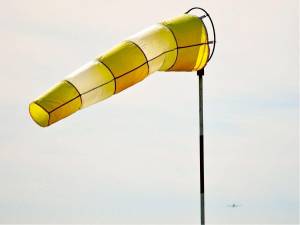 wind tee swings to wind directions in opposite direction